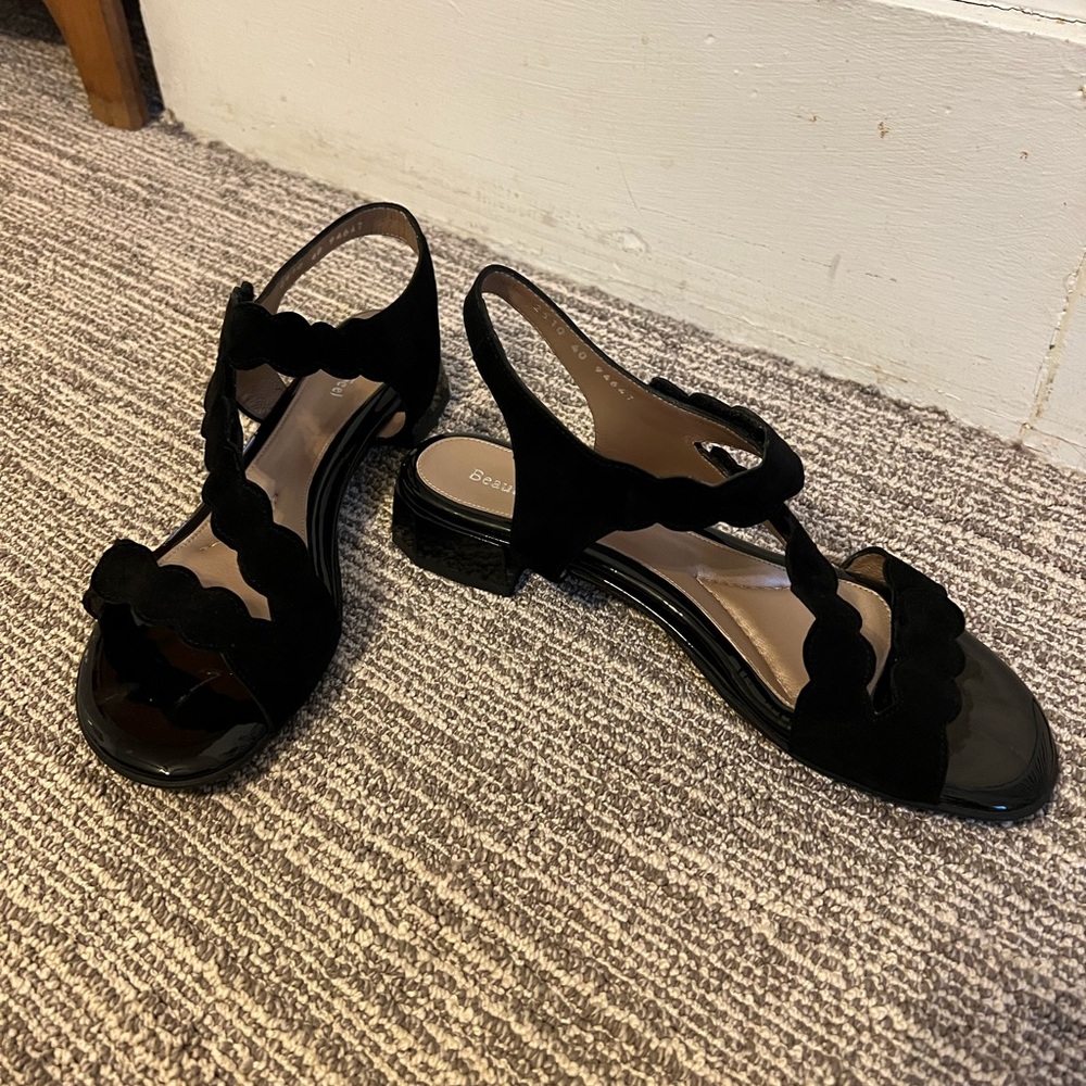 BeautiFeel Black Strappy Musa Sandals with Low Heel